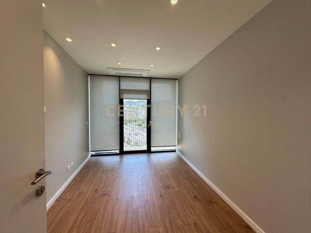 Office + 2 Parking Spaces for Rent at Lake View!