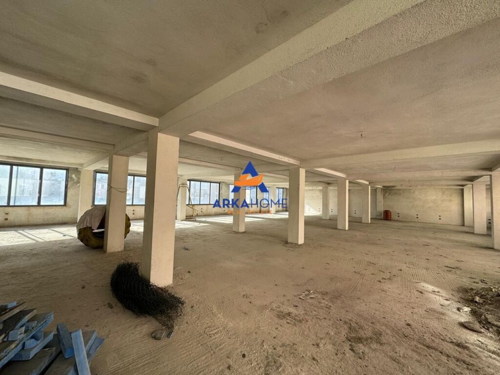 JEPET AMBIENT ME QERA 450 M2 "RRUGA IRFAN TOMINI" 150000 LEKE