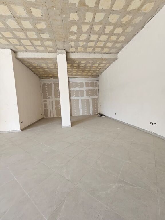 🏢 JEPET ME QIRA AMBIENT KOMERCIAL – LIQENI I THATË  Met invest