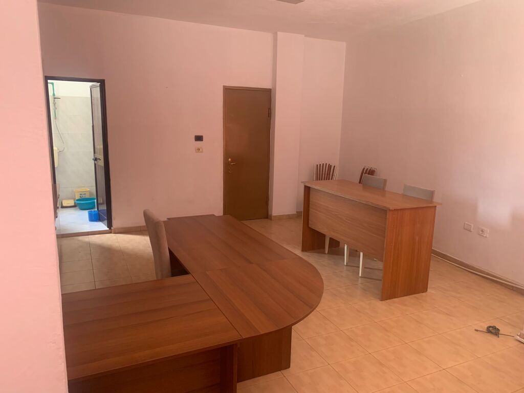Perballe Toptanit jepet me qera ambient per zyra me siperfaqe 40m2. 40,000Leke