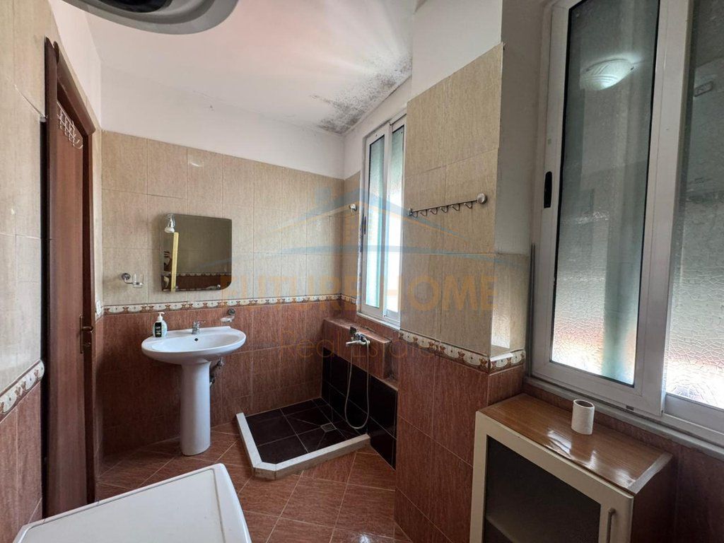 Affitto, Appartamento 1+1, Via Barrikadave, Tirana.