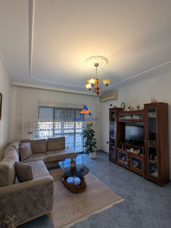 AFFITTASI APPARTAMENTO 2+1+BALCONE "VICINO AL NUOVO BOULEVARD" 52.000 LEKE