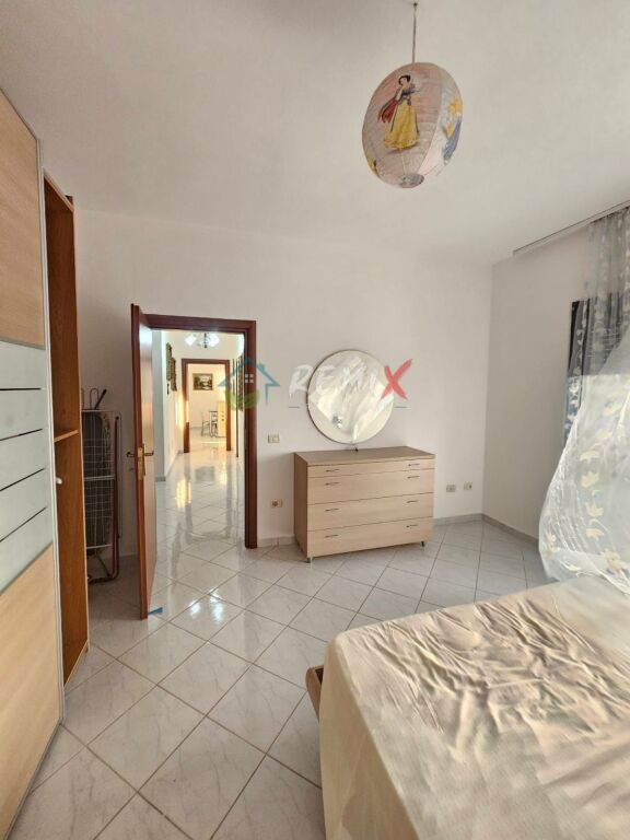 🏡 APARTAMENT 2+1 ME QERA – PRANË HOTEL PALACE, DURRËS! 🌊✨