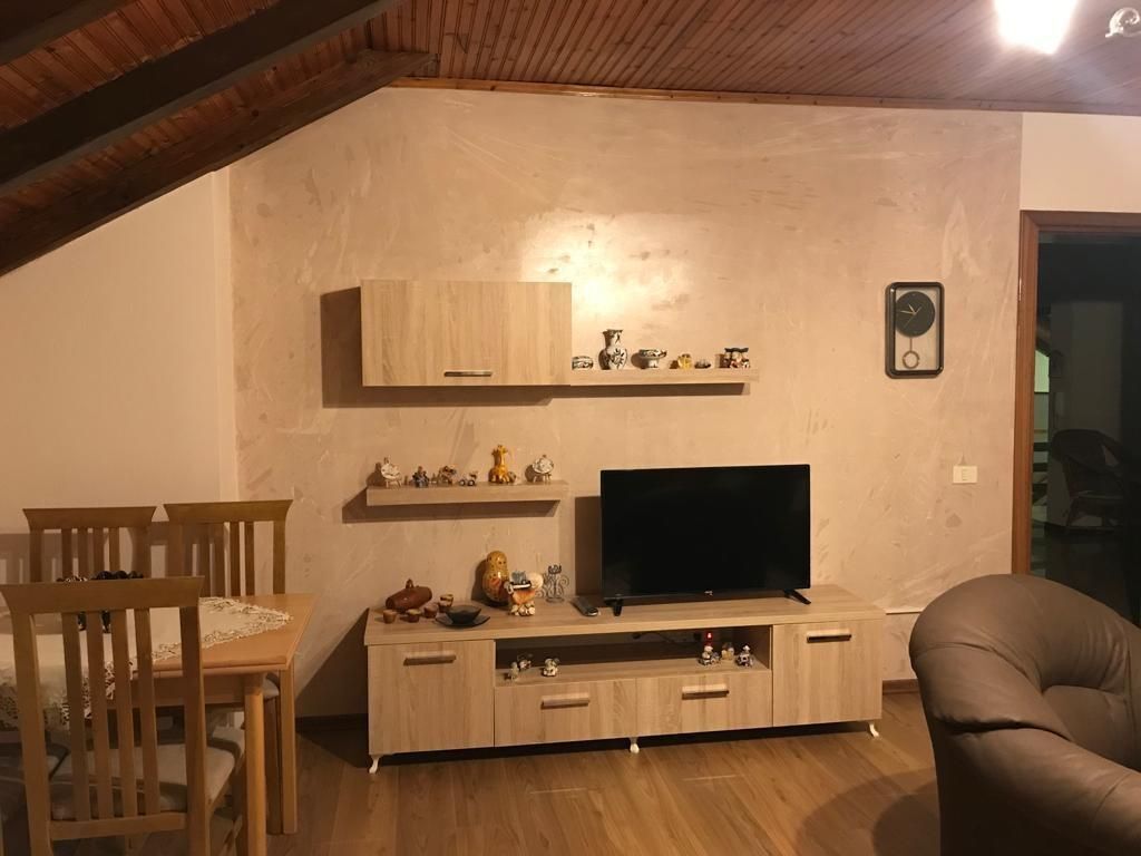 🏠Ne zonen e Xhamllikut,jepet me qera kati i III-te i nje vile,2+1 60,000Leke