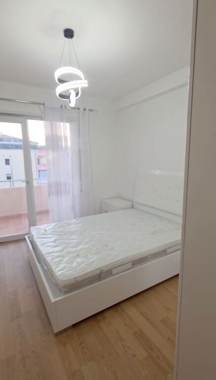 Shitet  Apartament 2+1 +2 tualete + 2 ballkone ne Plazh