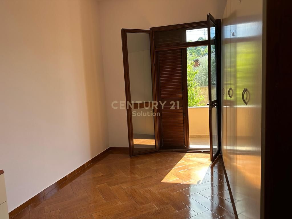 SHITET VILË 3-KATËSHE + 1 KAT NËN TOKË ,KOMBINAT 260,000 €
