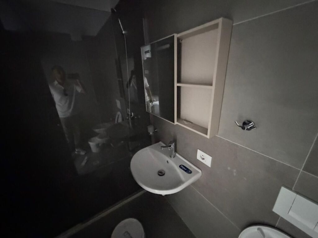 🏡 AFFITTASI APPARTAMENTO 2+1 + PARCHEGGIO  📍 Porcelan, di fronte a Klan TV💰 Prezzo: 750.000 Lek/mese