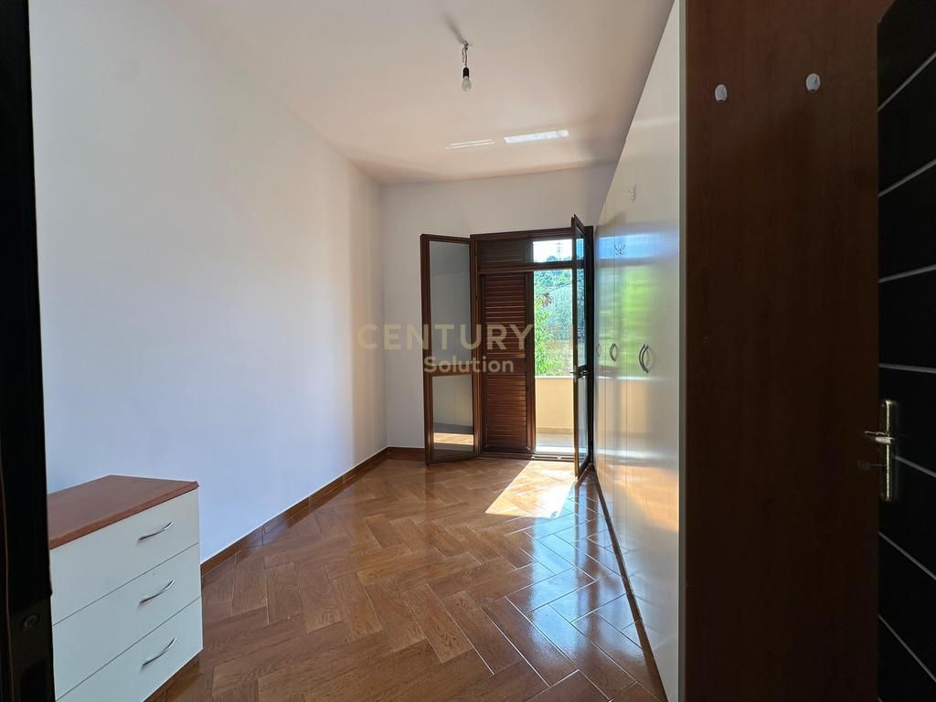 SHITET VILË 3-KATËSHE + 1 KAT NËN TOKË ,KOMBINAT 260,000 €