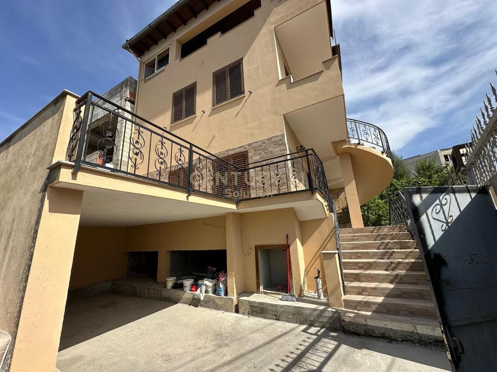 SHITET VILË 3-KATËSHE + 1 KAT NËN TOKË ,KOMBINAT 260,000 €