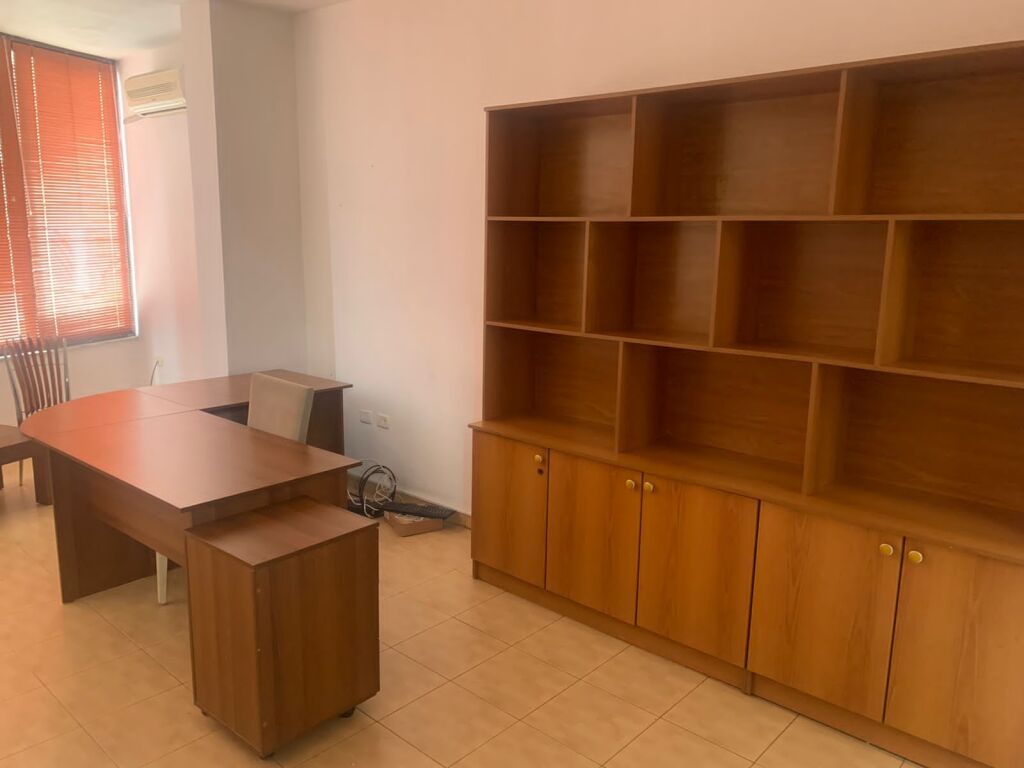 Perballe Toptanit jepet me qera ambient per zyra me siperfaqe 40m2. 40,000Leke
