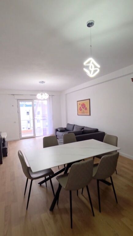 Shitet  Apartament 2+1 +2 tualete + 2 ballkone ne Plazh