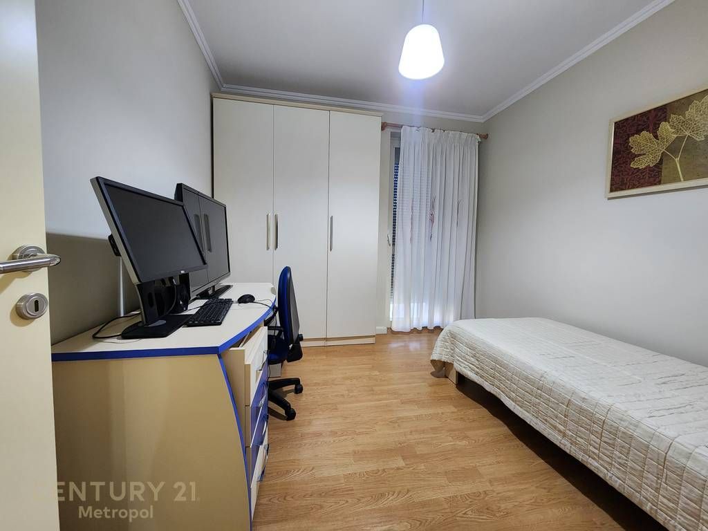 Jepet me qera apartament 2+1+2 tualete te kompleksi Usluga! 1,150 € /Muaj 100,000 Lekë /Muaj