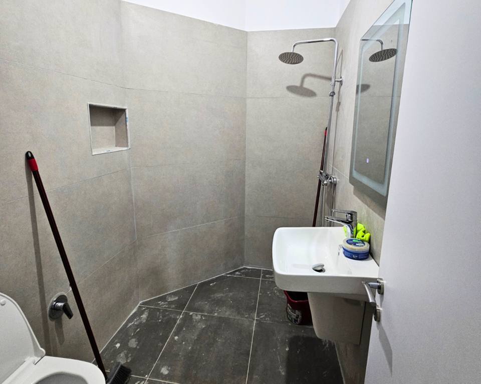 Prane Shkolles Se Kuqe Shitet Apartament 1+1 I Mobiluar!
