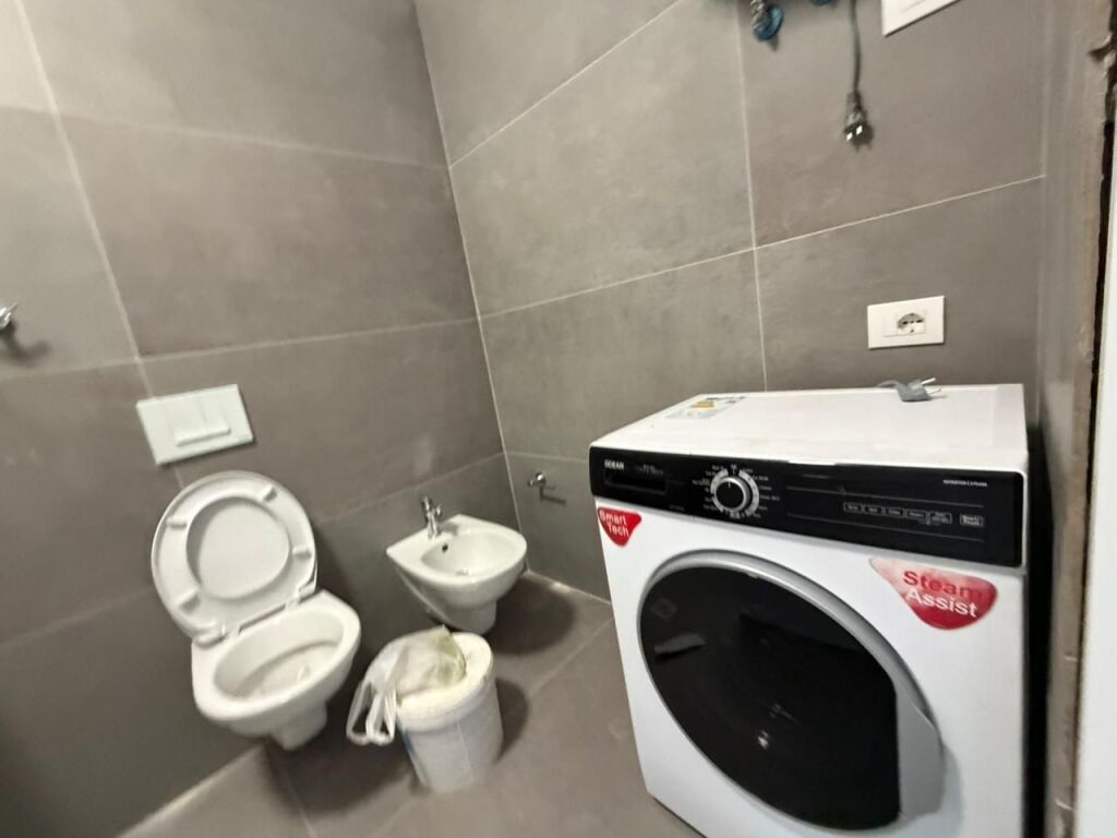 🏡 AFFITTASI APPARTAMENTO 2+1 + PARCHEGGIO  📍 Porcelan, di fronte a Klan TV💰 Prezzo: 750.000 Lek/mese
