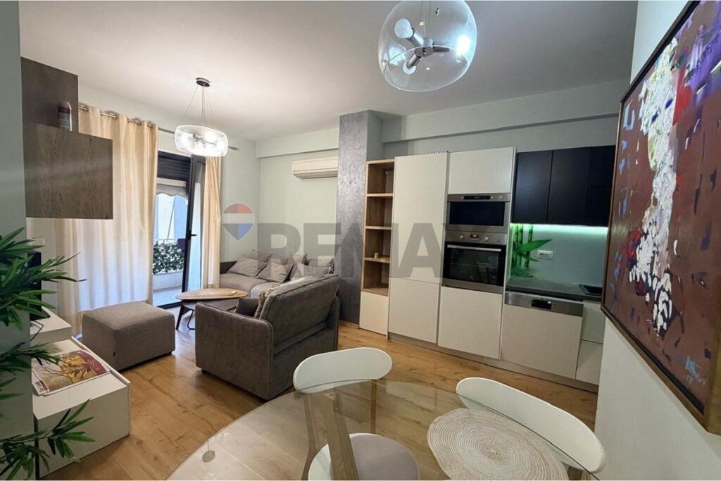 Appartamento 1+1 in affitto in Via Tefta Tashko Koco, vicino al Mercato Nuovo.