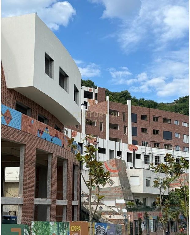 Apartment 2+1+2 at Kodra Diellit 2 East