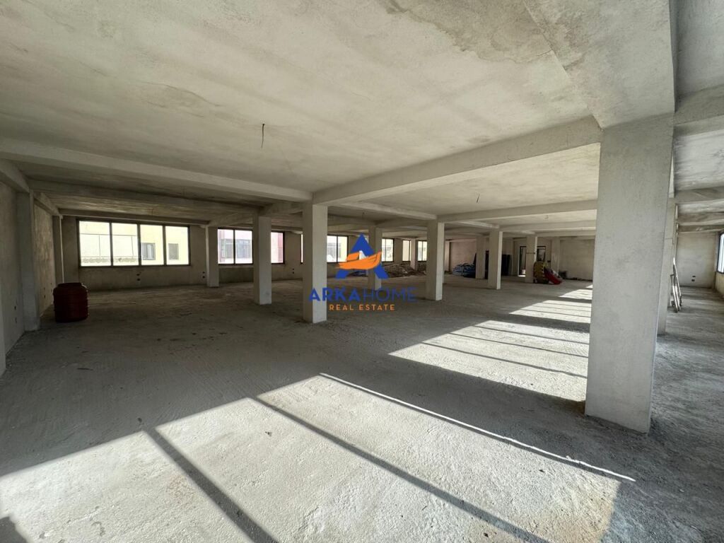 JEPET AMBIENT ME QERA 450 M2 "RRUGA IRFAN TOMINI" 150000 LEKE