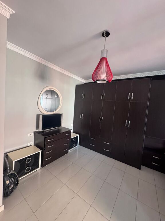 Jepet me qera Apartamenti 2+1 , kthesa e Kamzes poshte Terminalit 500 mije leke ( i diskutueshem) 