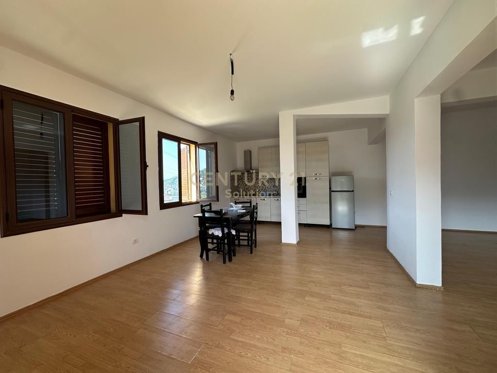 SHITET VILË 3-KATËSHE + 1 KAT NËN TOKË ,KOMBINAT 260,000 €