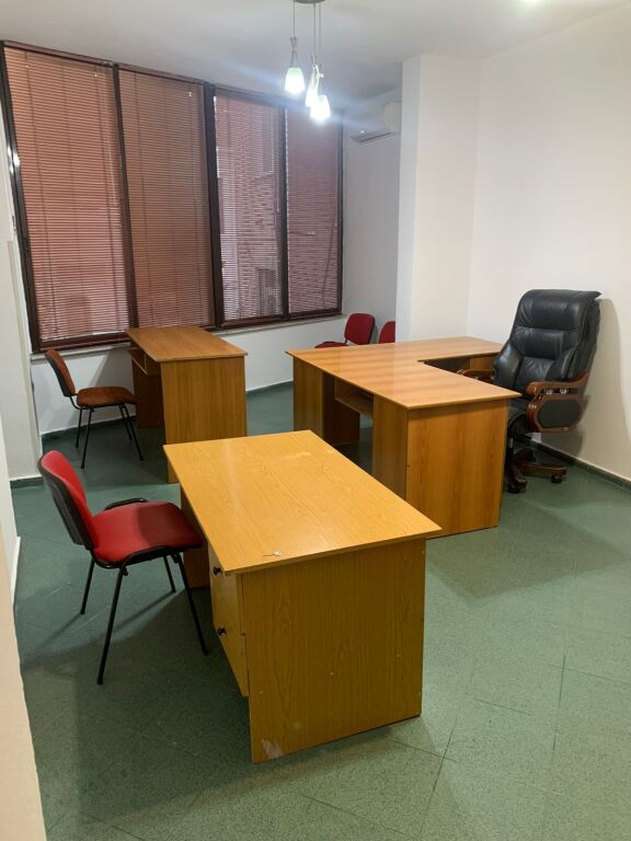 🏢Perballe Toptanit jepet me qera ambient per zyra me siperfaqe 45m2  40,000Leke  