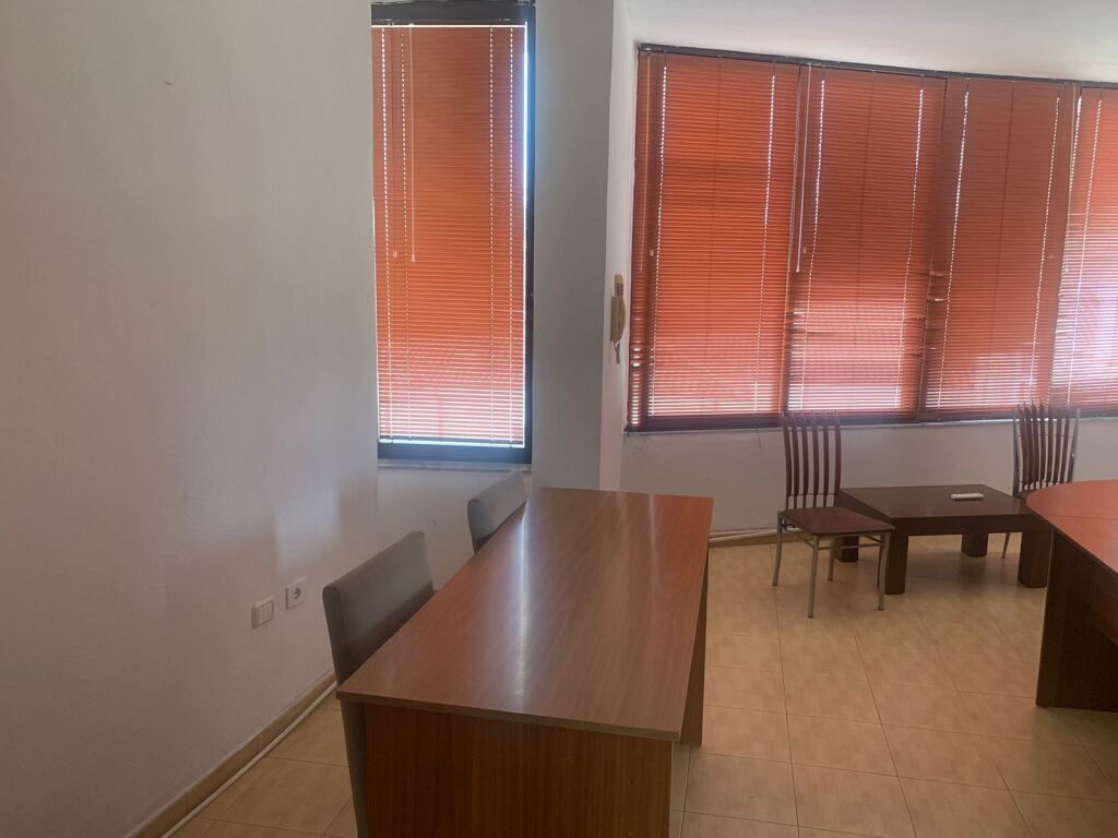 Perballe Toptanit jepet me qera ambient per zyra me siperfaqe 40m2. 40,000Leke