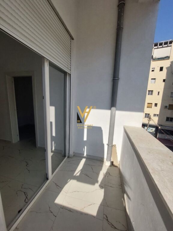 JEPET APARTAMENT 2+1+BLK ME QERA TE DONIKA CENTER 850 EURO