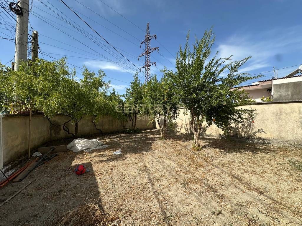 SHITET VILË 3-KATËSHE + 1 KAT NËN TOKË ,KOMBINAT 260,000 €