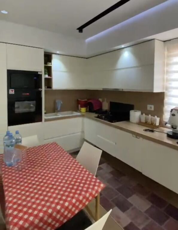 Shitet apartament 2+1+Garderobe+Verande tek Pasticeri Nela 6 , Astir , Yzberisht .