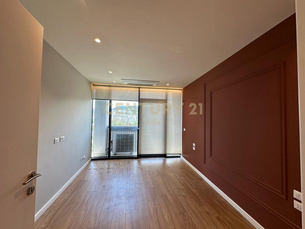 Office + 2 Parking Spaces for Rent at Lake View!