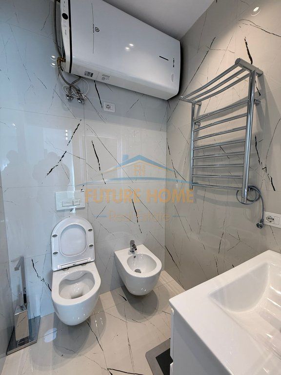 Apartamenti ndodhet në Rrugën Jordan Misja, pranë SPAK
