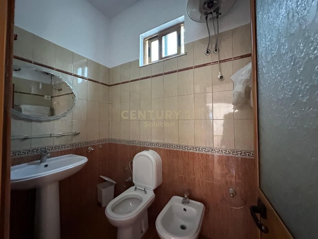 SHITET VILË 3-KATËSHE + 1 KAT NËN TOKË ,KOMBINAT 260,000 €