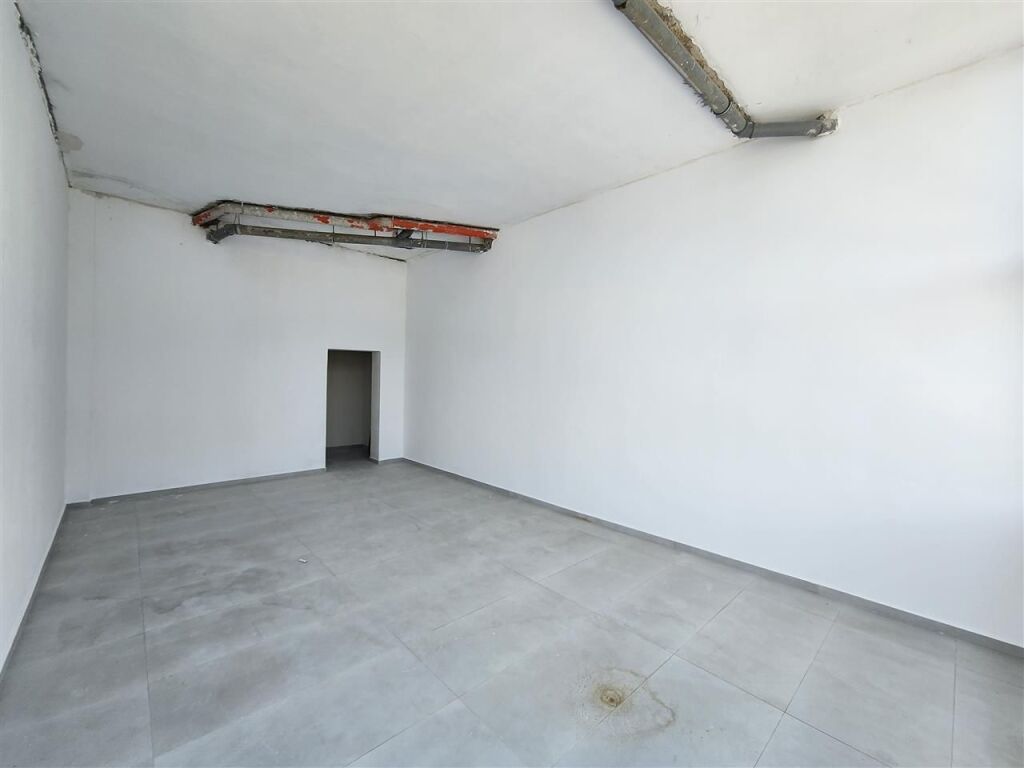 Ambjent biznesi me qera 250 m2