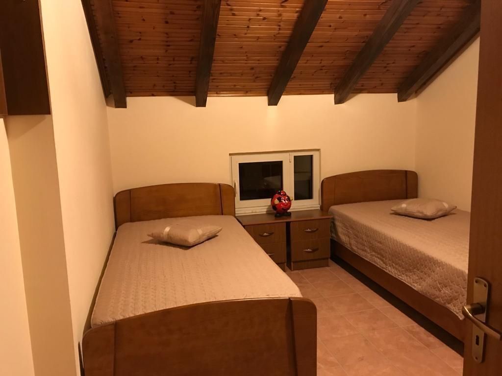 🏠Ne zonen e Xhamllikut,jepet me qera kati i III-te i nje vile,2+1 60,000Leke
