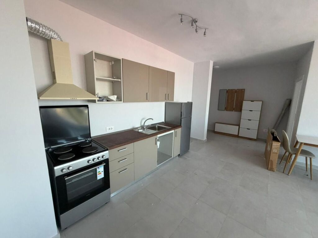 🏡 AFFITTASI APPARTAMENTO 2+1 + PARCHEGGIO  📍 Porcelan, di fronte a Klan TV💰 Prezzo: 750.000 Lek/mese