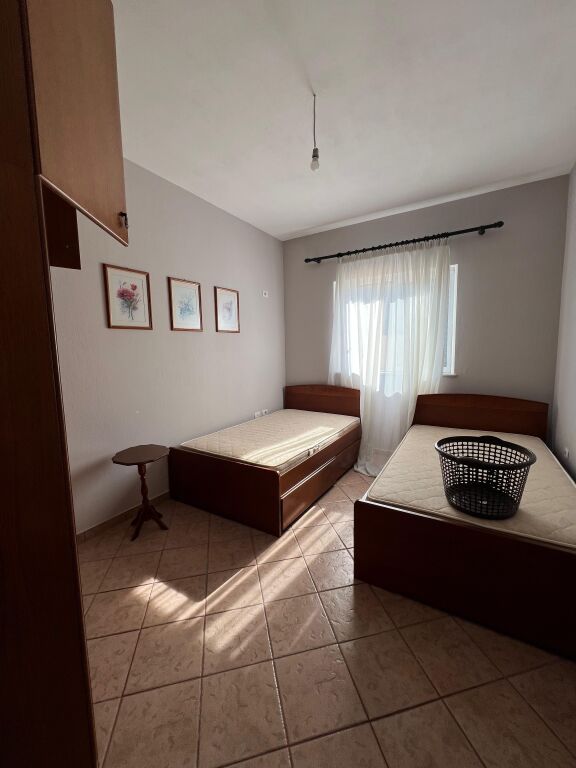 Affittasi 2+1  📍Via Njazi Meka, vicino alla Scuola di Medicina