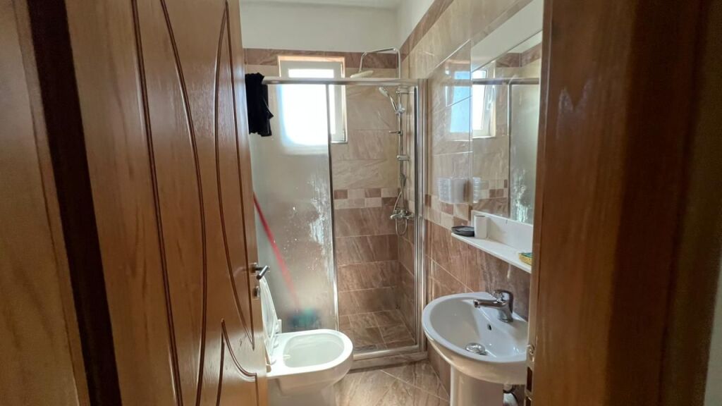 Apartament 3+1 me qira tek Liqeni i Thate, prane Spitalit te Kafsheve