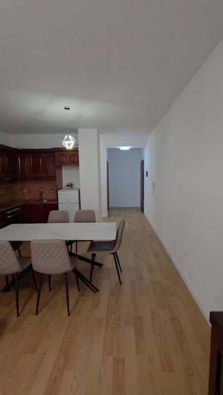 Shitet  Apartament 2+1 +2 tualete + 2 ballkone ne Plazh