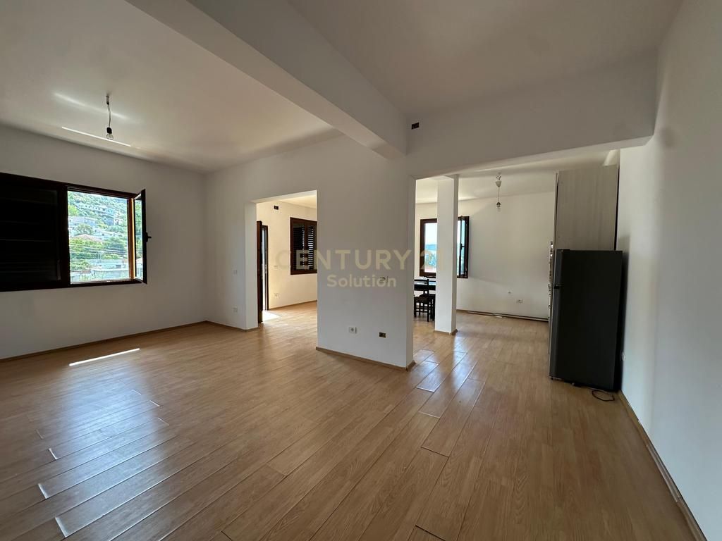 SHITET VILË 3-KATËSHE + 1 KAT NËN TOKË ,KOMBINAT 260,000 €