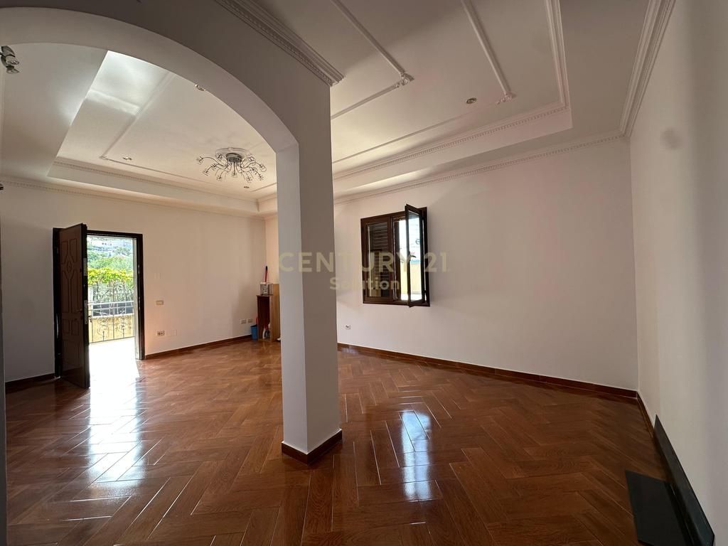 SHITET VILË 3-KATËSHE + 1 KAT NËN TOKË ,KOMBINAT 260,000 €