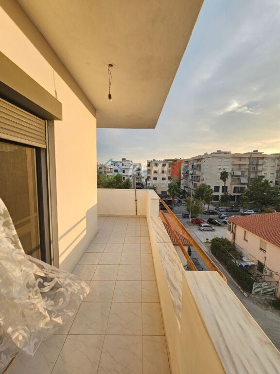 🏡 APARTAMENT 2+1 ME QERA – PRANË HOTEL PALACE, DURRËS! 🌊✨
