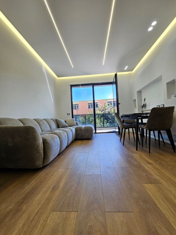 JEPET ME QIRA APARTAMENT MODERN 2+1+2+ post parkimi  – RRUGA 5 MAJI