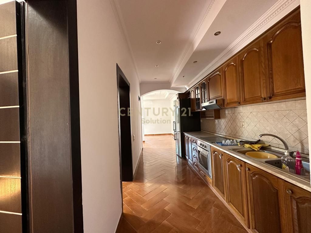 SHITET VILË 3-KATËSHE + 1 KAT NËN TOKË ,KOMBINAT 260,000 €