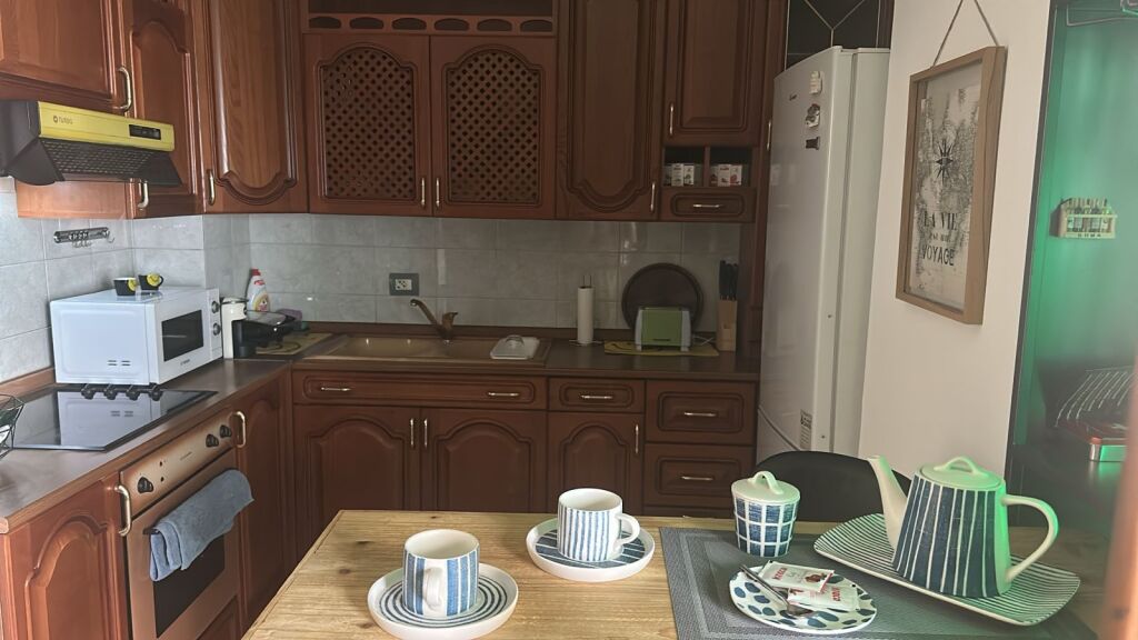 🏠 Jepet me qira apartament 2+1  📍 Në qendër të Tiranës, tek 9-katëshet, tek Prokuroria 💰 Çmimi: 80,000 lekë/muaj