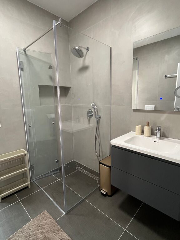 Renovated 2+1+2 apartment with underground parking - for rent | Pazari i ri