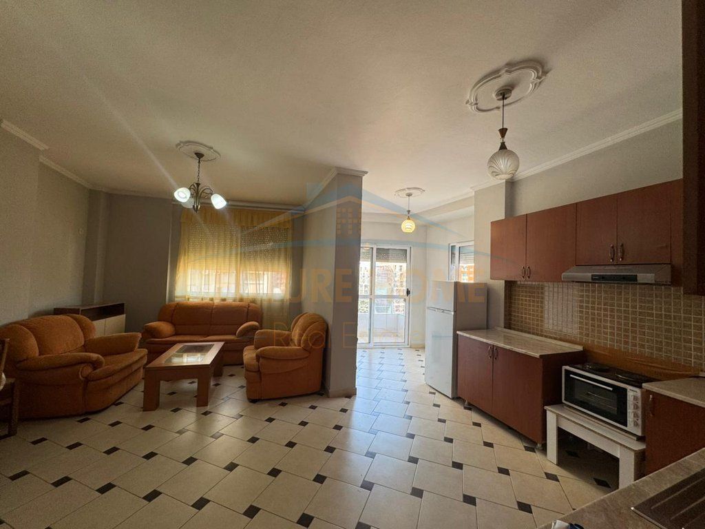 Affitto, Appartamento 1+1, Via Barrikadave, Tirana.