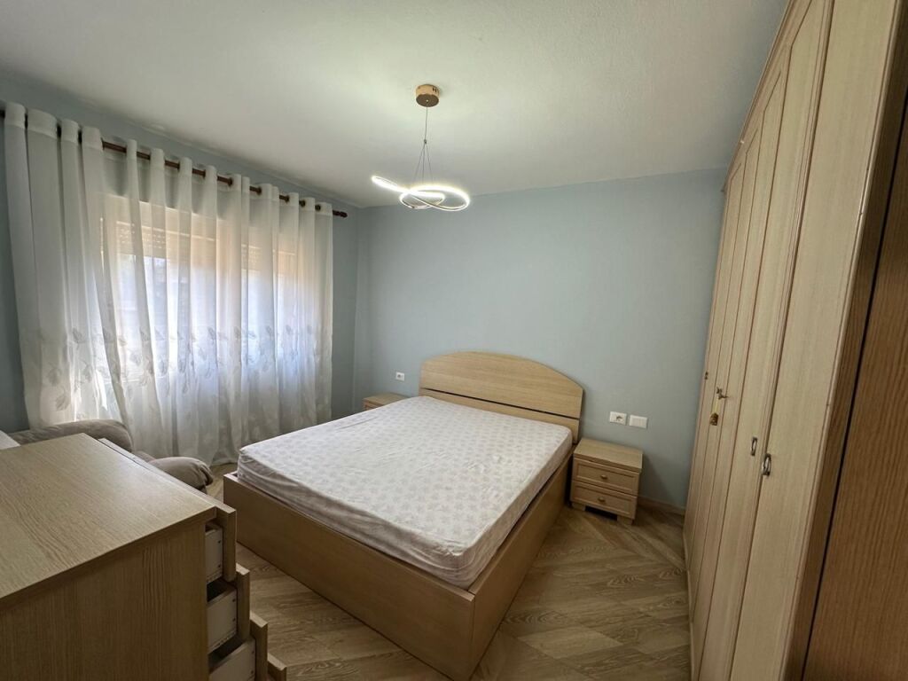 Rruga e Elbasanit,pas Ambasades Amerikane  shitet apartament  1+1, 15,000,000 leke