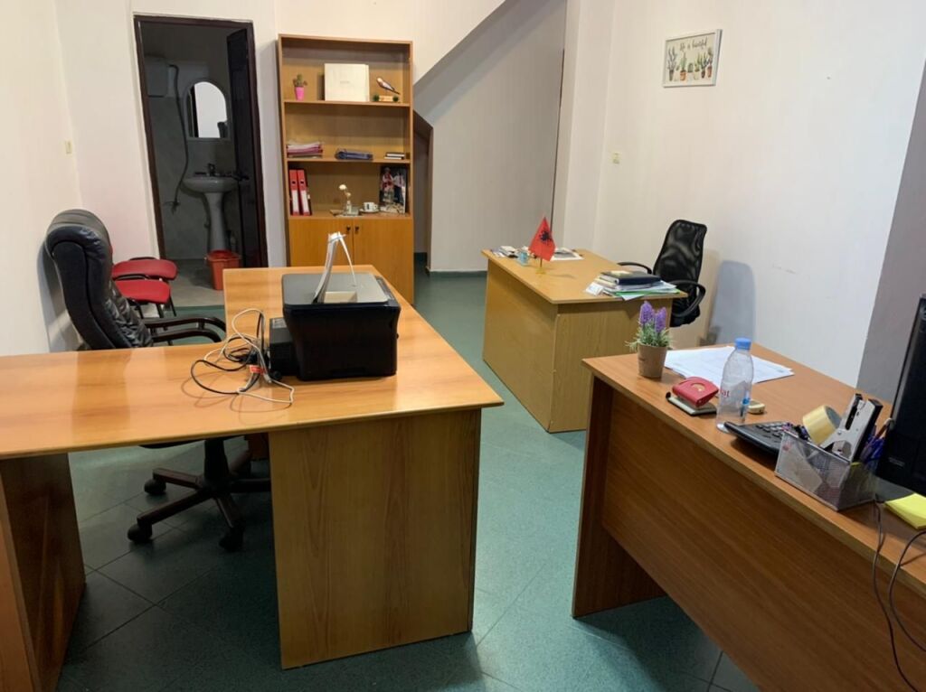 🏢Perballe Toptanit jepet me qera ambient per zyra me siperfaqe 45m2  40,000Leke  