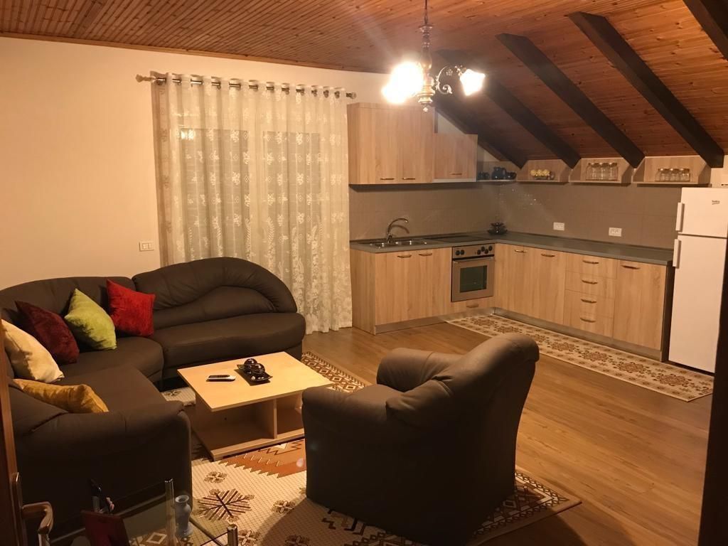 🏠Ne zonen e Xhamllikut,jepet me qera kati i III-te i nje vile,2+1 60,000Leke