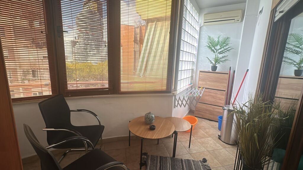 🏠 Jepet me qira apartament 2+1  📍 Në qendër të Tiranës, tek 9-katëshet, tek Prokuroria 💰 Çmimi: 80,000 lekë/muaj