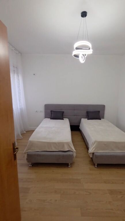 Shitet  Apartament 2+1 +2 tualete + 2 ballkone ne Plazh